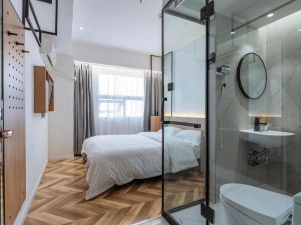 POSHPACKER·Chengdu Local Tea Hostel : photo 5 de la chambre chambre double confort avec salle de bains privative