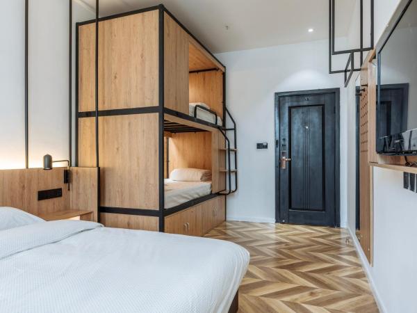 POSHPACKER·Chengdu Local Tea Hostel : photo 5 de la chambre chambre quadruple familiale avec salle de bains privative