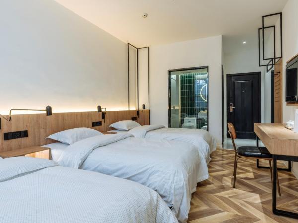 POSHPACKER·Chengdu Local Tea Hostel : photo 6 de la chambre chambre familiale triple avec salle de bains privative