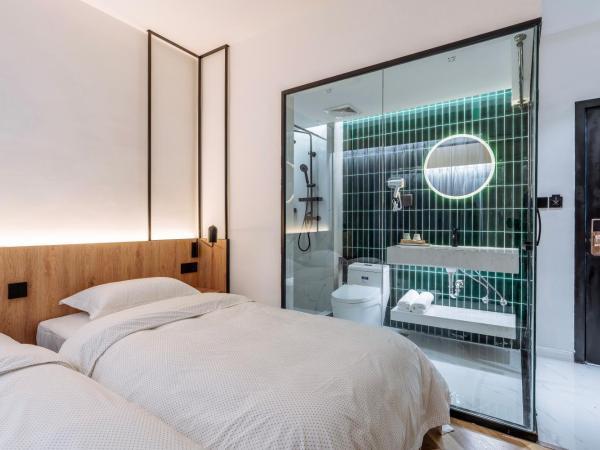 POSHPACKER·Chengdu Local Tea Hostel : photo 7 de la chambre chambre lits jumeaux confort avec salle de bains privative