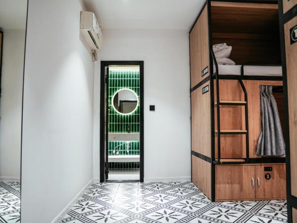 POSHPACKER·Chengdu Local Tea Hostel : photo 7 de la chambre lit dans un dortoir femmes de 4 lits avec salle de bains privative