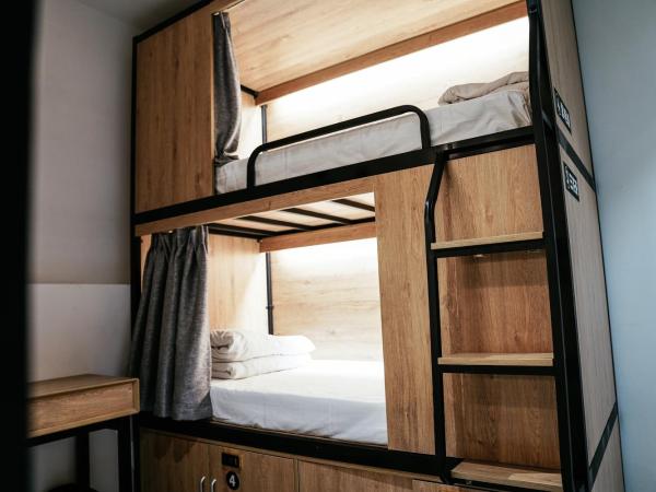 POSHPACKER·Chengdu Local Tea Hostel : photo 4 de la chambre lit dans un dortoir femmes de 4 lits avec salle de bains privative