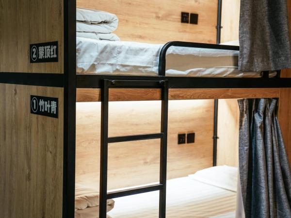 POSHPACKER·Chengdu Local Tea Hostel : photo 5 de la chambre lit dans un dortoir femmes de 4 lits avec salle de bains privative