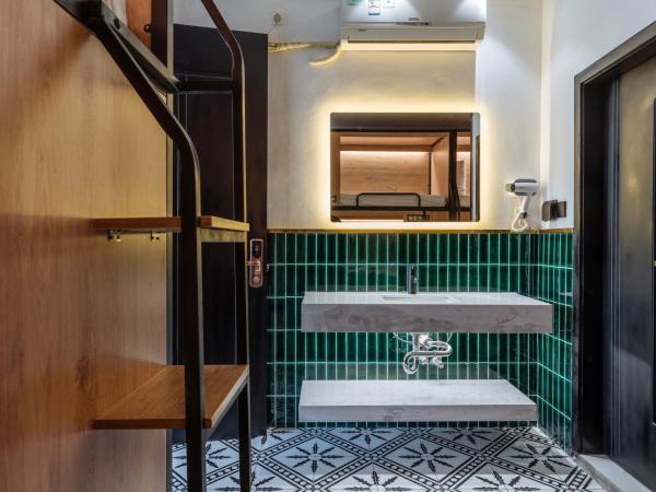 POSHPACKER·Chengdu Local Tea Hostel : photo 5 de la chambre lit simple dans dortoir pour hommes avec salle de bains commune