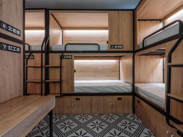 POSHPACKER·Chengdu Local Tea Hostel : photo 3 de la chambre lit simple dans dortoir pour hommes avec salle de bains commune