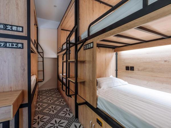 POSHPACKER·Chengdu Local Tea Hostel : photo 4 de la chambre lit simple dans dortoir pour hommes avec salle de bains commune