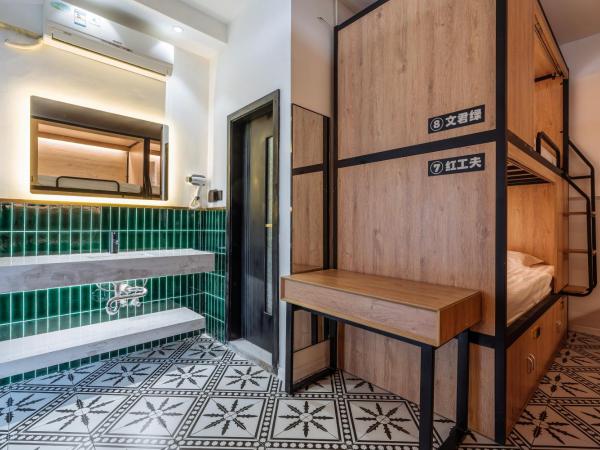 POSHPACKER·Chengdu Local Tea Hostel : photo 7 de la chambre lit simple dans dortoir pour hommes avec salle de bains commune