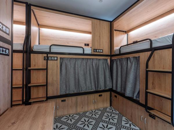 POSHPACKER·Chengdu Local Tea Hostel : photo 6 de la chambre lit simple dans dortoir pour hommes avec salle de bains commune