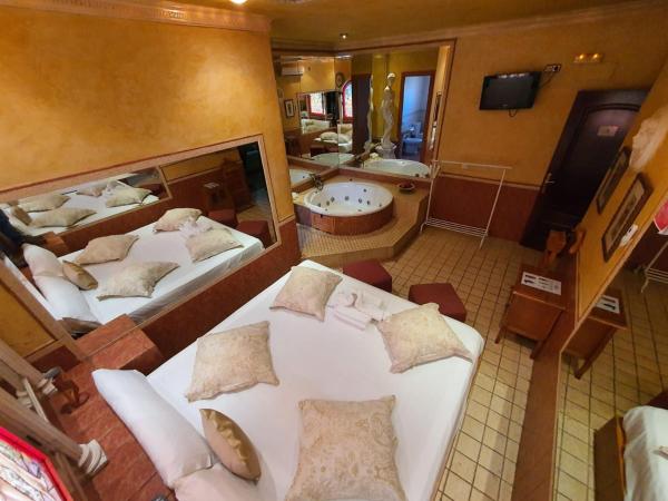 Hostal Avenida Andalucia : photo 4 de la chambre suite lit king-size avec baignoire spa