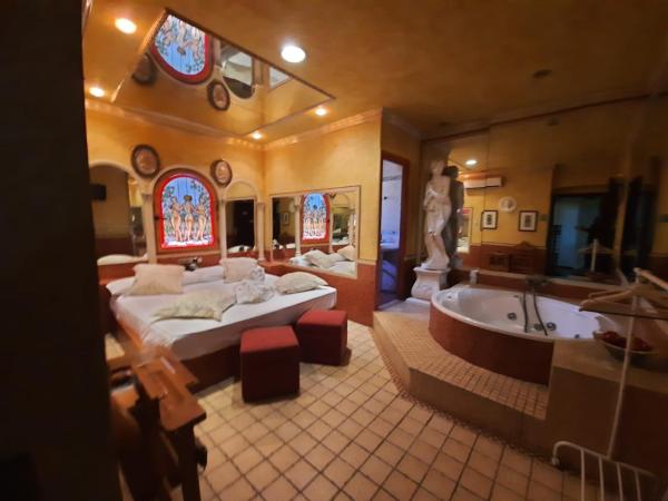 Hostal Avenida Andalucia : photo 1 de la chambre suite lit king-size avec baignoire spa