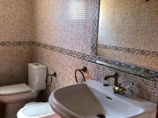 Hostal Avenida Andalucia : photo 2 de la chambre suite lit king-size avec baignoire spa