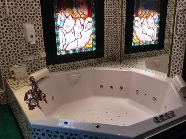 Hostal Avenida Andalucia : photo 4 de la chambre suite lit king-size avec baignoire spa