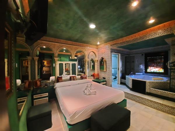 Hostal Avenida Andalucia : photo 10 de la chambre suite lit king-size avec baignoire spa