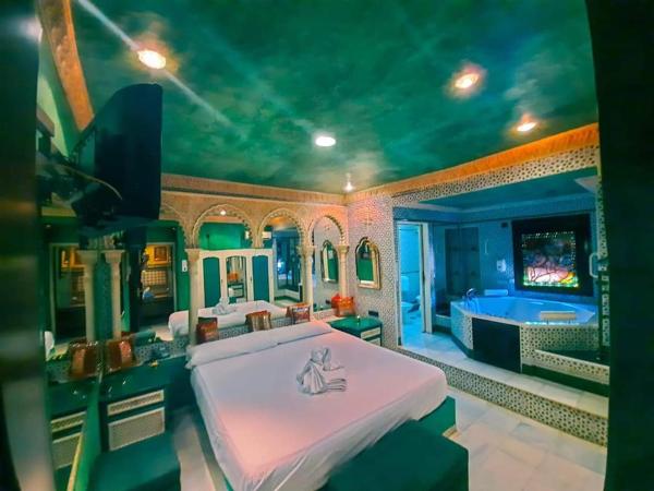 Hostal Avenida Andalucia : photo 8 de la chambre suite lit king-size avec baignoire spa