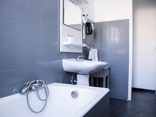 Hôtel Le Tivoli : photo 9 de la chambre chambre lits jumeaux confort