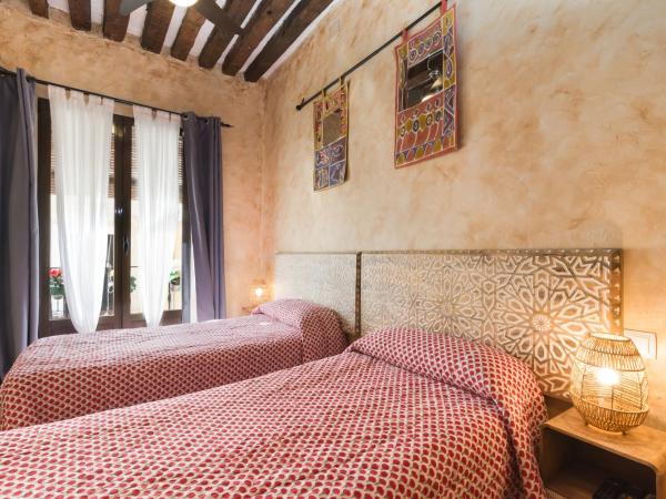 Hostal Artistic B&B : photo 1 de la chambre chambre double ou lits jumeaux Économique