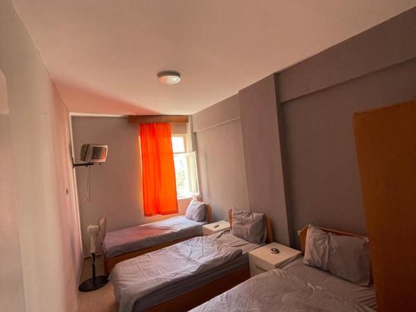 Ersoy Ak Pansiyon : photo 1 de la chambre chambre triple Économique avec salle de bains commune