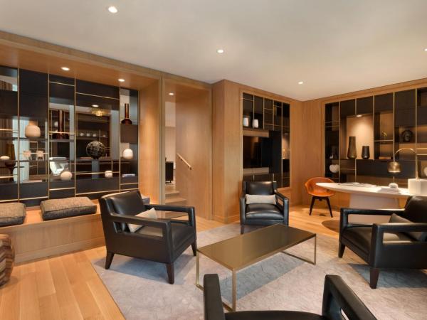 Fairmont The Queen Elizabeth : photo 9 de la chambre suite lit king-size royale ville marie avec salon gold