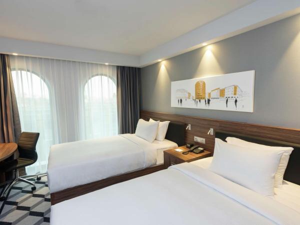 Hampton By Hilton Poznan Old Town : photo 2 de la chambre chambre lits jumeaux - vue sur ville