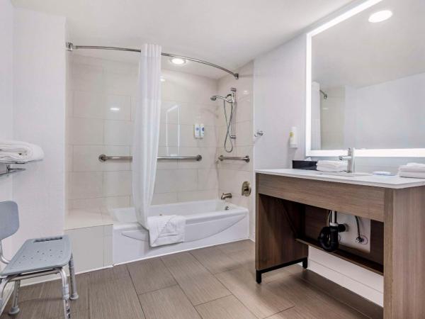 Comfort Inn Sea World Area : photo 9 de la chambre chambre lit king-size - accessible aux personnes à mobilité réduite/non-fumeurs