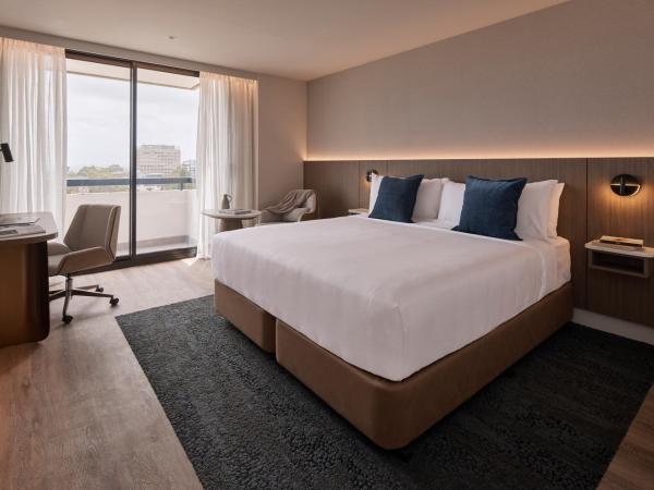 Rydges North Sydney : photo 8 de la chambre chambre  lit king-size avec balcon