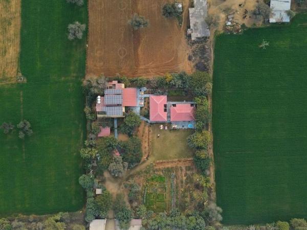 GiriSadan Organic Farm Retreat & Botanical Forest : photo 1 de la chambre chambre supérieure avec 2 lits queen-size