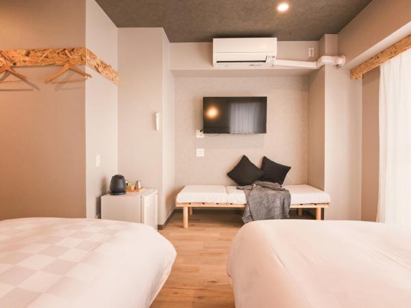 WAYFARER Kyoto Shijo : photo 8 de la chambre hébergement lits jumeaux essentiel - non-fumeurs