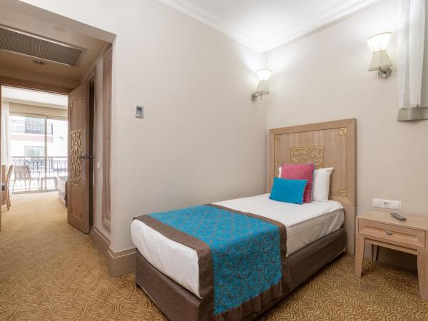 Crystal Family Resort & Spa - Ultimate All Inclusive : photo 4 de la chambre chambre familiale (3 adultes + 1 enfant)