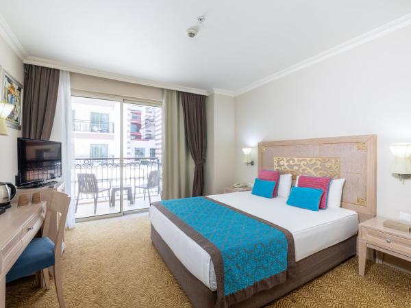 Crystal Family Resort & Spa - Ultimate All Inclusive : photo 2 de la chambre chambre familiale avec lits superposés (3 adultes + 2 enfants)