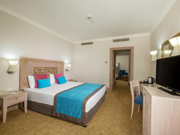 Crystal Family Resort & Spa - Ultimate All Inclusive : photo 3 de la chambre chambre familiale avec lits superposés (3 adultes + 2 enfants)