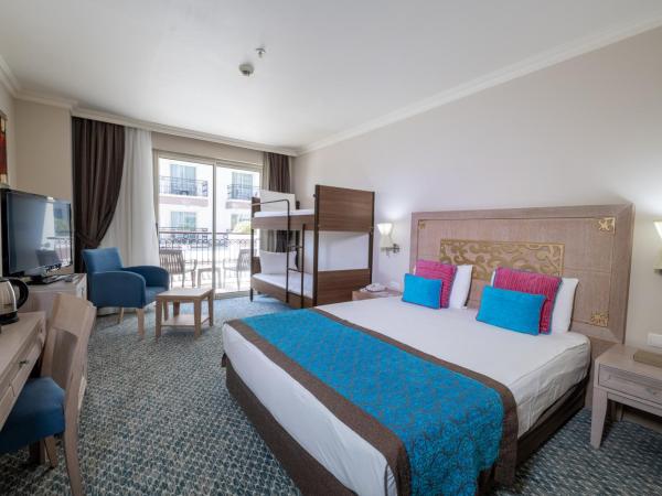 Crystal Family Resort & Spa - Ultimate All Inclusive : photo 1 de la chambre chambre quadruple