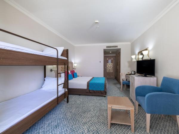 Crystal Family Resort & Spa - Ultimate All Inclusive : photo 2 de la chambre chambre quadruple