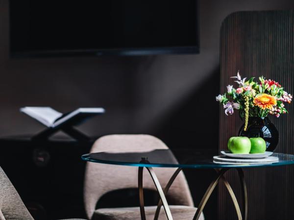 The Dylan Amsterdam - The Leading Hotels of the World : photo 9 de la chambre suite de luxe - vue sur jardin