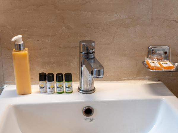 Saavi Hotel Medicity : photo 7 de la chambre chambre double avec balcon