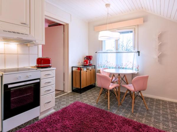 Kalle's unluxury guest house Aircon 15min city center by train : photo 4 de la chambre chambre double - vue sur jardin