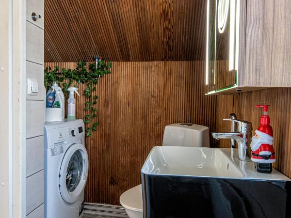 Kalle's unluxury guest house Aircon 15min city center by train : photo 9 de la chambre chambre double avec salle de bains commune