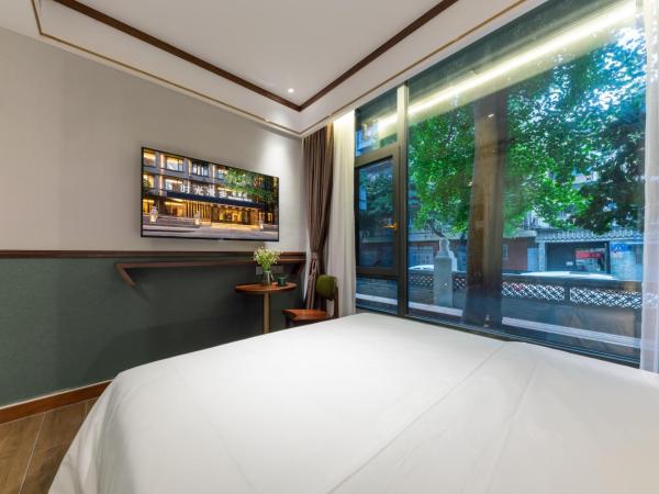 Time Traveller Boutique Hotel -Near Chengdu Wide narrow lane, People's Park, Chengdu Panda Base, 10 minutes walk to subway , Eat chaffy dish, Free night snack, Free laundry, English communication well, Free travel advice : photo 3 de la chambre chambre double standard