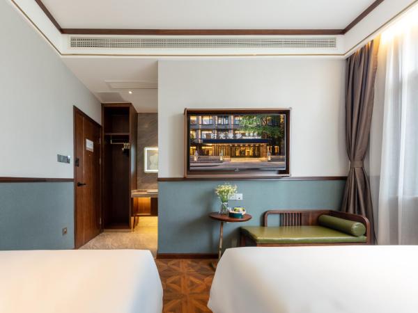 Time Traveller Boutique Hotel -Near Chengdu Wide narrow lane, People's Park, Chengdu Panda Base, 10 minutes walk to subway , Eat chaffy dish, Free night snack, Free laundry, English communication well, Free travel advice : photo 4 de la chambre chambre familiale standard