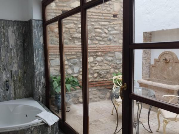 Suite Comares : photo 10 de la chambre chambre double de luxe avec baignoire spa