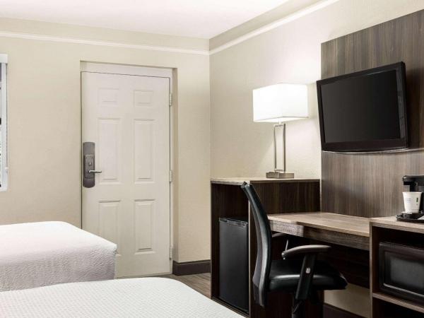 La Quinta Inn by Wyndham San Antonio Lackland : photo 6 de la chambre chambre avec 2 lits doubles