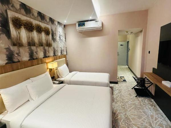 SKY PARK HOTEL : photo 1 de la chambre suite