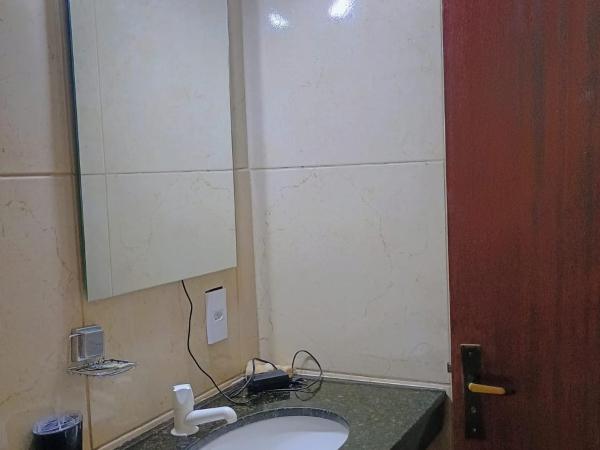 Namorada Brava Guest House : photo 2 de la chambre chambre double avec salle de bains privative