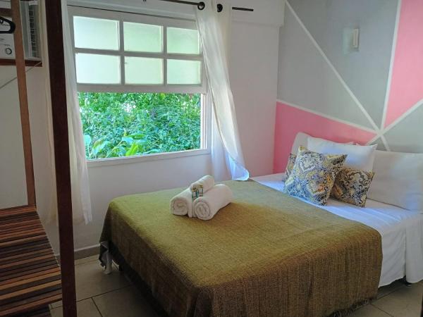 Namorada Brava Guest House : photo 1 de la chambre chambre double avec salle de bains privative