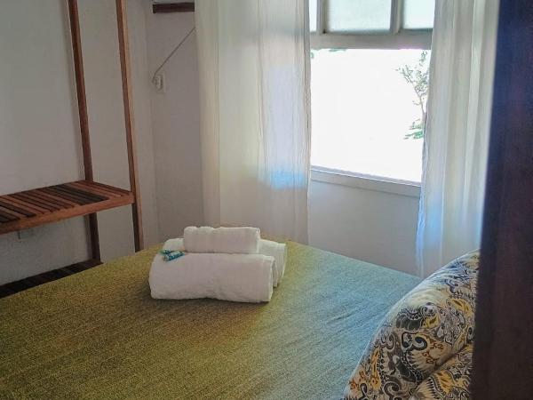 Namorada Brava Guest House : photo 3 de la chambre chambre double avec salle de bains privative