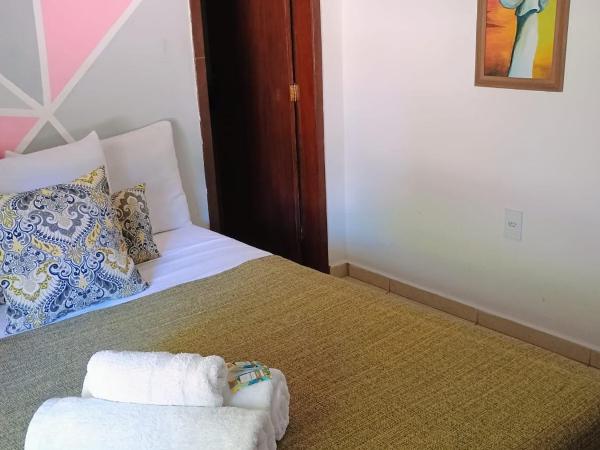Namorada Brava Guest House : photo 4 de la chambre chambre double avec salle de bains privative