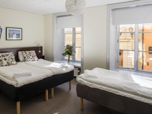 Castle House Inn : photo 4 de la chambre chambre triple avec salle de bains commune