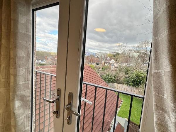 Beautiful home in Oxford : photo 2 de la chambre chambre lit king-size - vue sur jardin