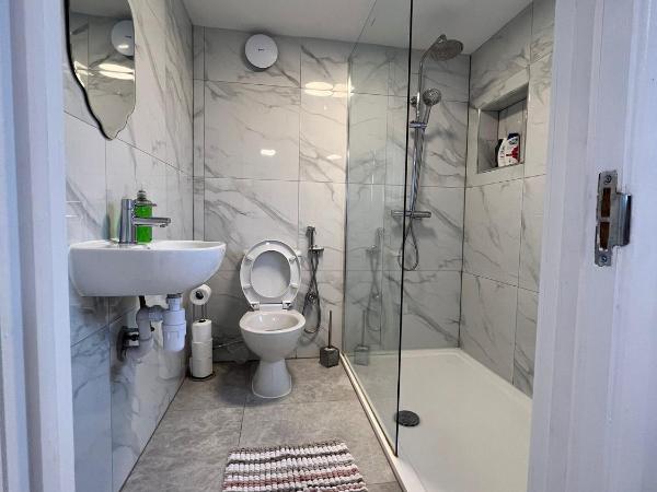 Beautiful home in Oxford : photo 3 de la chambre chambre lit king-size - vue sur jardin