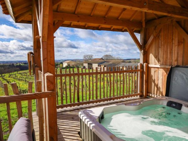 Le Domaine de La Tour des Vents : photo 3 de la chambre chambre quadruple avec terrasse