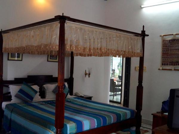 Karohi Haveli - A Heritage Hotel : photo 2 de la chambre chambre super de luxe ou lits jumeaux - vue sur lac